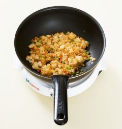 3. 팬에 버터를 두르고 채소를 넣어 볶다가 익으면 밥을 넣어 볶는다. 토마토케첩을 넣어 섞고 소금과 후춧가루로 간을 한다.