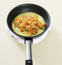 4. 작은 프라이팬에 달걀물을 부어 얇게 부쳐 볶음밥을 넣어 모양을 잡는다.