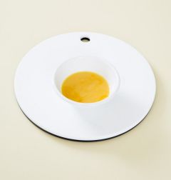 2. 달걀은 깨어 소금을 넣고 잘 푼다.