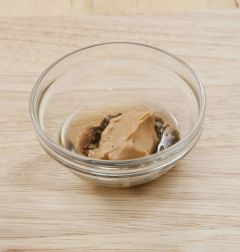 4. 분량의 양념을 모두 섞어 땅콩버터 소스를 만든다.