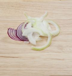 5. 양파는 얇게 채썬다.