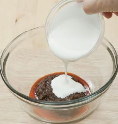 1. 닭다리에 칼집을 넣어 탄두리 티카와 플레인 요구르트 1통을 넣고 버무려 재운다.