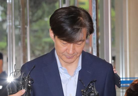 조국 법무부 장관 후보자가 4일 오전 서울 종로구 적선현대빌딩에 마련된 인사청문회 준비단으로 출근, 취재진의 질문에 답한 뒤 사무실로 향하고 있다. 사진=연합뉴스