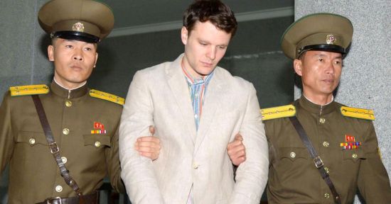 오토 웜비어(가운데)는 지난 2015년 북한 관광을 갔다가 북한 당국에 의해 체포됐다. 북한은 웜비어에게 국가전복음모죄를 적용하고 15년의 노동 교화형을 선고했다. 복역하던 중 혼수상태에 빠진 뒤 2017년 6월 미국으로 송환됐지만 불과 며칠 뒤 숨졌다.