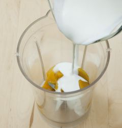 2. 믹서에 망고와 플레인 요구르트 1컵을 넣는다.