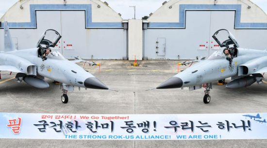 황성진 공군작전사령관(오른쪽)과 케네스 윌스바흐 미국 7공군사령관이 5일 공군 강릉기지에서 지휘비행을 실시하기 위해 F-5전투기에 탑승해 기념사진을 촬영하고 있다. (사진=대한민국 공군)