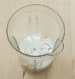 3. 이어서 얼음과 설탕을 넣어 곱게 간다.