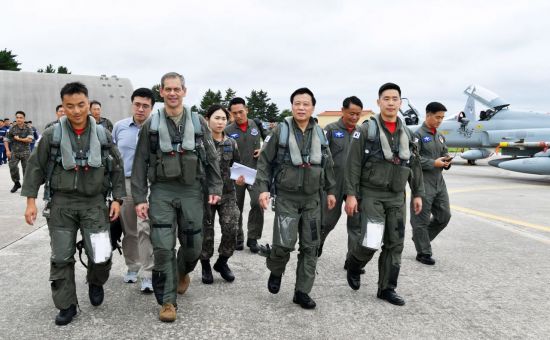 황성진 공군작전사령관(첫번째줄 오른쪽에서 두번째)과 케네스 윌스바흐(첫번째줄 왼쪽에서 두번째) 미국 7공군사령관이 5일 공군 강릉기지를 방문해 지휘비행을 실시하기 위해 조종사들과 함께 이동하고 있다. (사진=대한민국 공군)