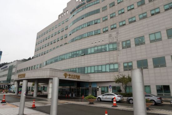 서울중앙지검이 27일 오전 조국 법무부장관 후보자 딸 특혜 의혹을 수사하기 위해 노환중 부산의료원장실을 압수수색하고 있다. 사진은 부산의료원 모습. [이미지출처=연합뉴스]