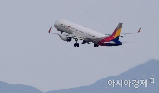 아시아나항공의 예비입찰을 하루 앞둔 2일 인천국제공항 활주로에서 아시아나항공 여객기가 이륙하고 있다. 항공업계와 투자은행에 따르면 금호산업과 매각주관사 크레디트스위스증권(CS증권)은 3일 아시아나항공 매각을 위한 예비입찰을 진행한다. 하지만 인수전 분위기는 미지근하다. 항공산업의 성장률 하락과 아시아나항공의 재무구조 악화가 가장 큰 걸림돌이다./영종도=김현민 기자 kimhyun81@
