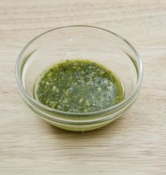 3. 분량의 바질 페스토 재료를 모두 섞는다.