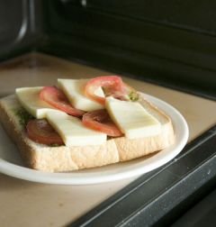 6. 200℃로 예열한 오븐에 넣어 5분 정도 노릇하게 굽는다.