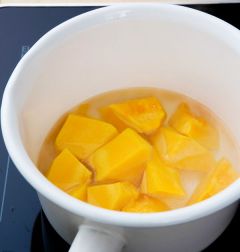 2. 단호박이 익으면 믹서에 넣어 곱게 간다. 여기에 슈거파우더를 섞어 윤기 나게 졸여 냉장고에 넣어 차게 식힌다.