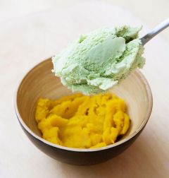 4. 접시에 단호박을 담고 스쿠퍼를 이용해 녹차 아이스크림을 떠 담고 그 위에 인절미와 단팥, 완두배기를 올려 장식한다.