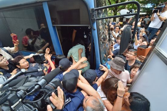 전 남편 살해 혐의로 구속기소 된 고유정이 8월12일 오전 제주지법에서 첫 재판을 받고 나와 호송차에 오르며 시민들로부터 거센 비난을 받고 있다. [이미지출처=연합뉴스]