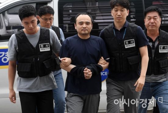 지난달 21일 '한강 몸통시신' 피의자 장대호가 추가 조사를 위해 경기 고양경찰서로 들어서는 모습. 머리가 짧은 장대호는 얼굴이 그대로 공개됐다./고양=김현민 기자 kimhyun81@