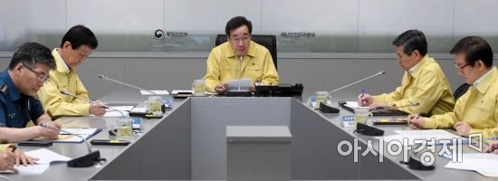 이낙연 국무총리가 17일 서울 종로구 정부서울청사 재난상황실에서 열린 아프리카돼지열병(ASF) 상황점검 및 대책회의에서 발언하고 있다. 아프리카돼지열병은 돼지에만 발생하는 바이러스성 질병으로 제1종 가축전염병이나 사람에게는 전염되지는 않는다./김현민 기자 kimhyun81@