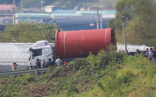 17일 돼지 전염병인 아프리카돼지열병(ASF)이 발생한 경기도 파주시의 한 양돈농장 입구에서 살처분 및 매몰 작업을 위해 장비를 실은 차량이 들어가고 있다. 
    '돼지 흑사병'으로 불리기도 하는 이 질병은 바이러스성 제1종 가축전염병으로 치사율이 100%에 달하는 등 치명적이나 아직 예방백신이 개발되지 않았다. 사람에게는 전염되지는 않는다. [이미지출처=연합뉴스]
