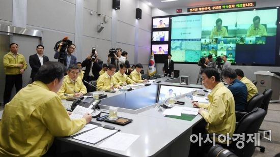 이낙연 국무총리가 17일 서울 종로구 정부서울청사 재난상황실에서 열린 아프리카돼지열병(ASF) 상황점검 및 대책회의에서 발언하고 있다. 아프리카돼지열병은 돼지에만 발생하는 바이러스성 질병으로 제1종 가축전염병이나 사람에게는 전염되지는 않는다./김현민 기자 kimhyun81@