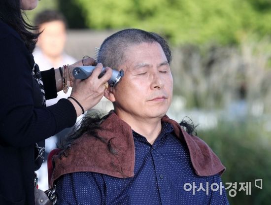 황교안 자유한국당 대표가 16일 서울 청와대 분수대 앞에서 문재인 대통령의 조국 법무부 장관 임명을 규탄하며 삭발하고 있다. /문호남 기자 munonam@