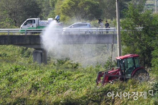 경기 파주에서 국내 첫 아프리카돼지열병(ASF)이 발생한 17일 경기 파주 아프리카돼지열병 발생 농장에서 방역본부 관계자들이 방역작업 하고 있다./파주=강진형 기자aymsdream@