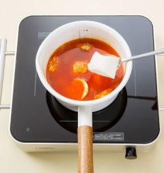 4. 순두부를 넣고 센 불에 5분 정도 끓여 국간장, 소금, 후춧가루로 간을 하고 풋고추, 홍고추, 대파를 넣고 한소끔 끓인다.