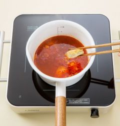 3. 2의 냄비에 물 2컵을 넣고 끓여 국물이 끓으면 동그랑땡을 넣어 5분 정도 끓인다.