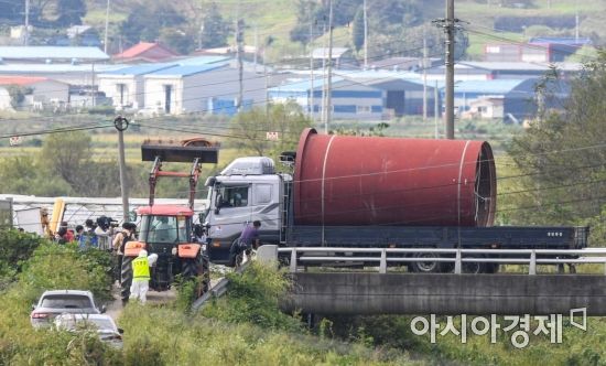 경기 파주에서 국내 첫 아프리카돼지열병(ASF)이 발생한 17일 경기 파주 아프리카돼지열병 발생 농장에서 감염된 돼지를 살처분 하기 위한 작업도구가 축사로 이동하고 있다./파주=강진형 기자aymsdream@