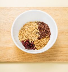 2. 곡물과 크랜베리를 섞는다.