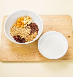 3. 요거트를 담고 준비한 재료를 넣는다.