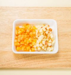 1. 사과와 감은 껍질을 벗긴 후 먹기 좋은 크기로 썬다.