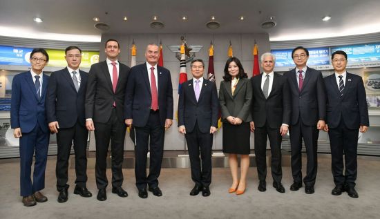 정경두 국방부 장관이 23일 국방부에서 방한 중인 제임스 존스 전 국가안보보좌관을 비롯한 미국 싱크탱크 '아틀란틱 카운슬' 대표단과 접견에 앞서 기념촬영을 하고 있다. (사진=국방부)
