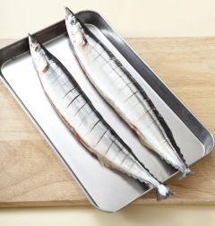 2. 손질한 꽁치의 앞뒤에 일정한 간격으로 잔 칼집을 넣는다.