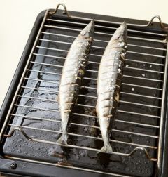 4. 프라이팬이나 그릴을 뜨겁게 달궈 꽁치를 올려 노릇노릇하게 구워 접시에 담고 레몬을 곁들인다.