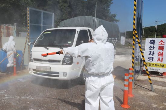 심각 단계의 아프리카돼지열병 위기 경보가 내려진 지난 18일 광주 광산구 삼도동에 마련된 거점소독시설에서 방역 활동이 이뤄지고 있다. 도심과 농촌이 공존하는 광산구에는 7개 양돈 농가가 분포해 있다.  <사진 제공=광주광역시 광산구>
