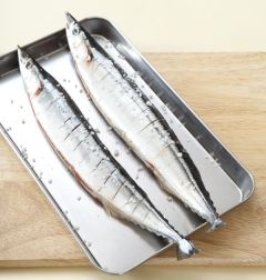 3. 꽁치에 앞뒤로 소금을 골고루 뿌린다.