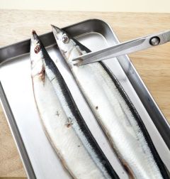 1. 꽁치는 내장을 빼고 깨끗이 손질한다.
(Tip 생선을 손질할 때 물에 여러 번 씻으면 물 때문에 생선 비린내가 더 날수도 있으니 물에 씻어 키친타월로 물기를 잘 제거하면 비린내가 덜 난다. )