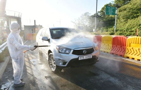 인천 강화군 강화대교 거점방역소에서 아프리카돼지열병 차단을 위해 차량을 소독하고 있다. [사진=인천시]