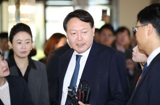 윤석열 검찰총장이 25일 인천 파라다이스시티 호텔에서 열린 29차 마약류퇴치국제협력회의(ADLOMICO)에 참석하며 취재진의 질문을 받고 있다. [이미지출처=연합뉴스]