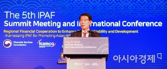 은성수 금융위원회 위원장이 26일 서울 여의도 콘래드 호텔에서 열린 '국제공공자산관리기구포럼'에 참석해 환영사 하고 있다./강진형 기자aymsdream@