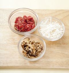 1. 쇠고기는 가늘게 채 썰어 분량의 쇠고기 양념장 재료를 모두 넣어 버무린다. 마른 표고버섯은 찬물에 불려 기둥을 떼서 물기를 꼭 짜고 가늘게 채 썬다. 새송이버섯은 가늘게 채 썬다. (간장 1, 설탕 0.5, 맛술 0.5, 다진 파 0.3, 다진 마늘 약간(0.2 정도), 참기름·후춧가루 약간씩)