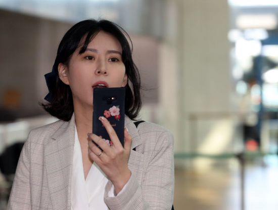 고 장자연 사건 주요 증언자인 배우 윤지오 씨가 지난 4월24일 오후 캐나다로 출국하기 위해 인천공항으로 들어서고 있다/사진=연합뉴스