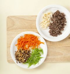 6. 팬에 식용유를 두르고 오이, 느타리버섯, 당근, 표고버섯순으로 각각 볶아 소금으로 간을 한 다음 마지막에 쇠고기를 볶는다. 그릇 가운데에 밀전병을 얹고 준비한 재료를 돌려 담은 다음 겨자장을 곁들인다.
(Tip 재료가 9가지가 되지 않으면 5가지, 7가지를 준비하여 오절판이나 칠절판을 만들어도 좋아요. 또 육류, 채소, 해산물 중 어느 것이나 준비해도 돼요.)