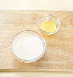 4. 밀가루에 물 1컵+1/5컵과 소금을 넣어 멍울지지 않게 부드럽게 갠다. 겨자는 물 1에 겨자가루 0.5를 묽게 개어 랩을 씌워 5분 정도 두어 발효를 시킨 다음 나머지 양념을 넣어 부드럽게 푼다.
(Tip 튜브에 들어 있는 연겨자를 사용할 때에는 물에 개어서 그대로 사용하세요. 물 1.5, 설탕 0.5, 식초 1, 소금 약간)