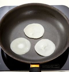 5. 팬에 식용유를 약간만 두르고 전병 반죽을 한 숟가락씩 떠서 둥글고 얇게 부친다.