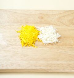 2. 달걀은 흰자와 노른자를 분리하여 소금을 약간씩 넣어 부드럽게 잘 풀어 지단을 부친다. 살짝 식으면 가늘게 채 썬다.