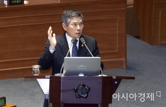 27일 국회 본회의장에서 열린 외교안보분야 대정부질문에 출석한 정경두 국방부 장관이 의원들 질의에 답변하고 있다./윤동주 기자 doso7@