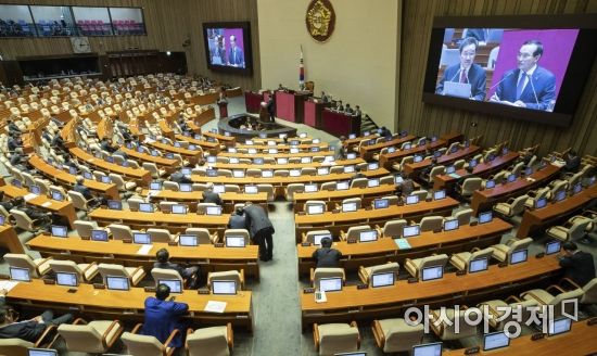 27일 국회 본회의장에서 열린 외교안보분야 대정부질문에 상당수의 의원들이 자리를 비워 썰렁한 모습을 보여주고 있다./윤동주 기자 doso7@