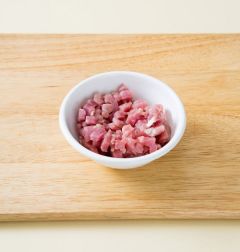 2. 돼지고기는 핏물을 제거하여 채소와 비슷한 크기로 썬다.