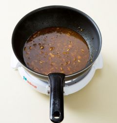 4. 양파가 투명해지면 물 1컵을 붓고 치킨 마살라를 넣어 끓인다.(Tip치킨 마살라는 페이스트 형태의 카레 양념으로 그린커리나 레드커리 형태이다. 치킨 마살라가 없다면 일반 카레가루를 활용하면 된다. )